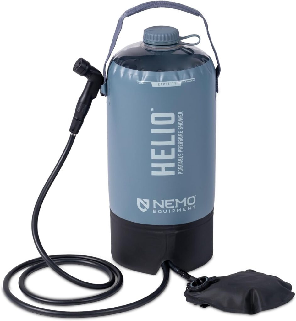 Nemo Helio Pressure Shower – tragbare Camping-Druckdusche mit Fußpumpe für konstanten Wasserdruck.