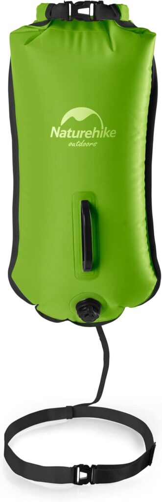 Naturehike Schwimmboje Dry Bag 28 L treibt im Wasser neben einem SUP